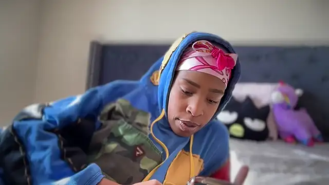 Snapshot of Cum2Charm chatting on 11/10/25, 05:34 Cum2Charm online show from 11/10/25, 05:34