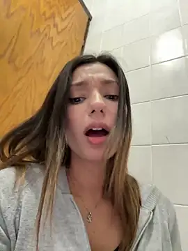 Snapshot of _MiaQueen_ chatting on 12/08/24, 09:19 MiaQueen online show from 12/08/24, 09:19