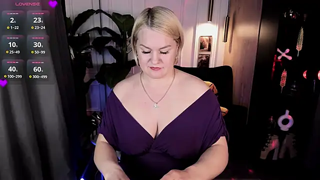 Snapshot of YolandaKiss chatting on 06/19/26, 08:23 YolandaKiss online show from 06/19/26, 08:23