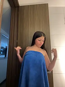 Snapshot of Alyshanon18 chatting on 03/07/26, 10:51 Alyshanon18 online show from 03/07/26, 10:51