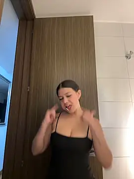 Snapshot of Alyshanon18 chatting on 04/15/26, 01:45 Alyshanon18 online show from 04/15/26, 01:45