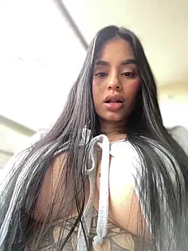 LaraHenao online show from 01/05/25, 01:26