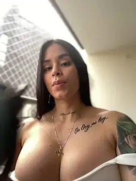 LaraHenao online show from 02/12/25, 01:06