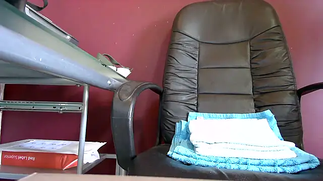 Snapshot of riverside197575 chatting on 04/06/26, 12:06 riverside197575 online show from 04/06/26, 12:06