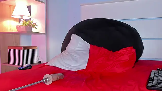 Snapshot of alicialittle chatting on 12/28/24, 11:05 alicialittle online show from 12/28/24, 11:05