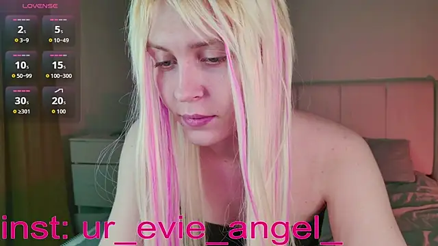 Snapshot of Evelyn_rabbit chatting on 03/19/26, 03:05 Evelyn rabbit online show from 03/19/26, 03:05