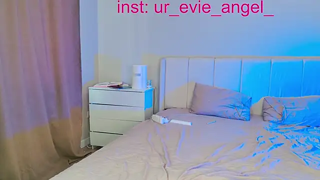 Snapshot of Evelyn_rabbit chatting on 04/10/26, 09:47 Evelyn rabbit online show from 04/10/26, 09:47