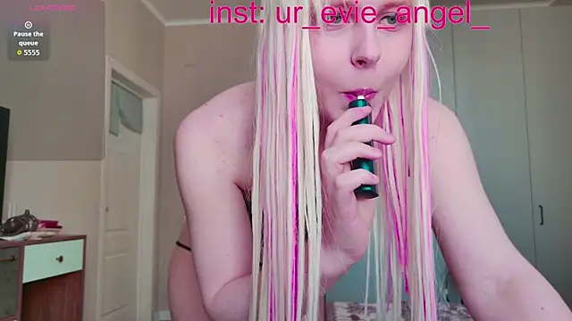 Snapshot of Evelyn_rabbit chatting on 04/14/26, 09:37 Evelyn rabbit online show from 04/14/26, 09:37