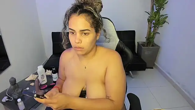 Snapshot of alyssannVhm chatting on 01/14/25, 03:32 alyssannVhm online show from 01/14/25, 03:32