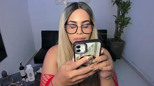 Snapshot of alyssannVhm chatting on 01/15/25, 07:55 alyssannVhm online show from 01/15/25, 07:55