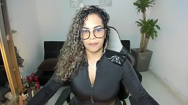 Snapshot of alyssannVhm chatting on 10/24/25, 02:30 alyssannVhm online show from 10/24/25, 02:30