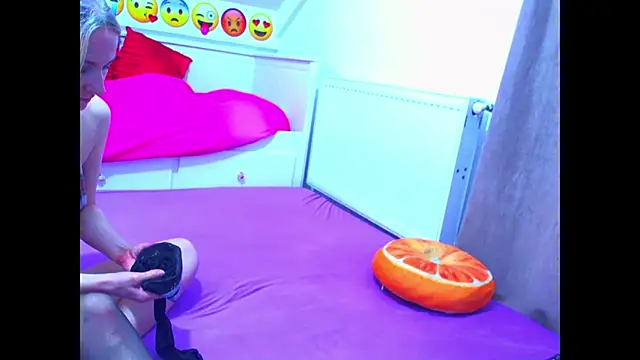 Snapshot of evehotty chatting on 11/19/25, 08:09 evehotty online show from 11/19/25, 08:09