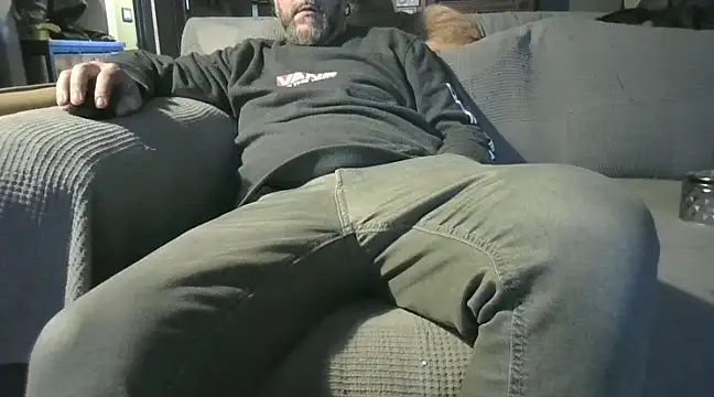 Snapshot of naked_bear chatting on 12/19/24, 07:18 naked bear online show from 12/19/24, 07:18