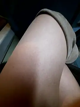 Snapshot of Dirtyfeelin chatting on 03/18/26, 06:44 Dirtyfeelin online show from 03/18/26, 06:44