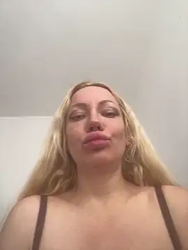 Snapshot of SofiaJoy chatting on 05/08/26, 12:43 SofiaJoy online show from 05/08/26, 12:43