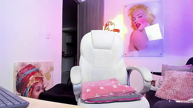 Snapshot of KimberlySaen chatting on 12/15/24, 01:35 KimberlySaen online show from 12/15/24, 01:35