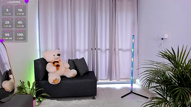 roxie gates  online show from 12/21/24, 07:49