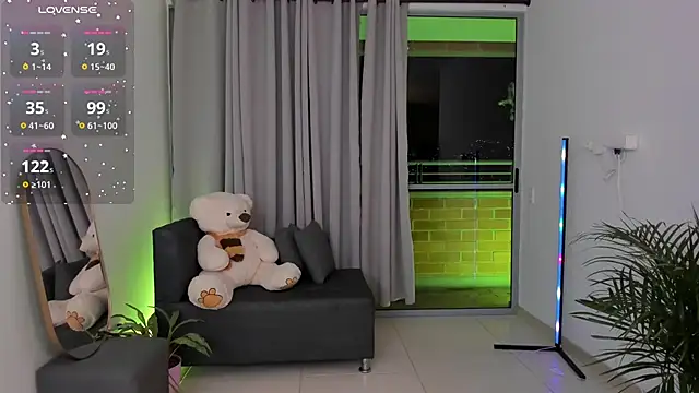 roxie gates  online show from 01/18/25, 01:52