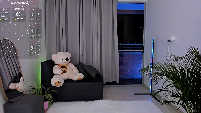 roxie gates  online show from 01/31/25, 03:20