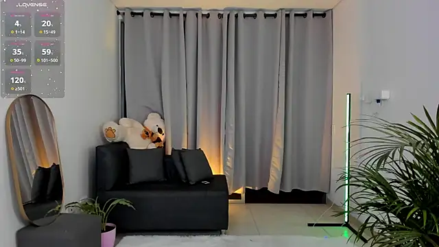 roxie gates  online show from 02/21/25, 01:55