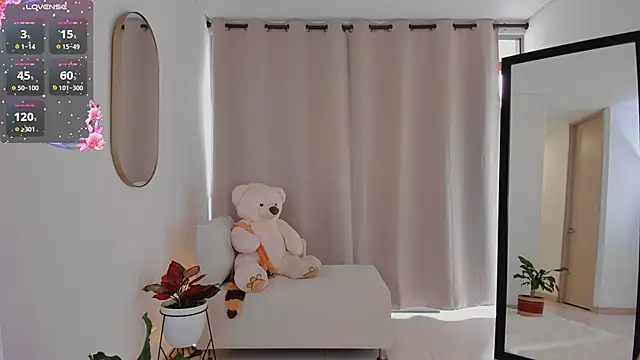 roxie gates  online show from 09/19/25, 04:51