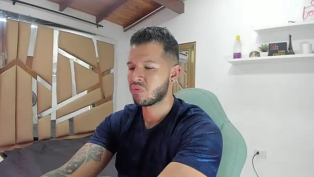 Snapshot of mister_miike chatting on 02/08/25, 03:08 mister miike online show from 02/08/25, 03:08