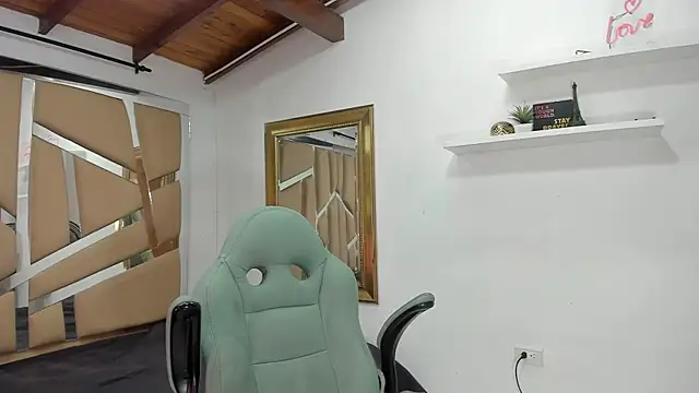 Snapshot of mister_miike chatting on 02/12/25, 03:07 mister miike online show from 02/12/25, 03:07