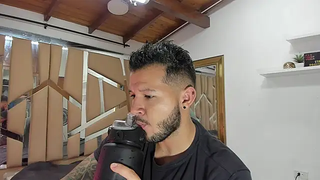 Snapshot of mister_miike chatting on 02/13/25, 03:07 mister miike online show from 02/13/25, 03:07