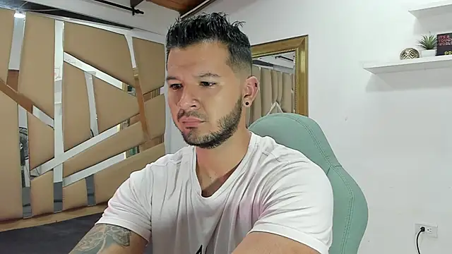 Snapshot of mister_miike chatting on 02/16/25, 03:15 mister miike online show from 02/16/25, 03:15