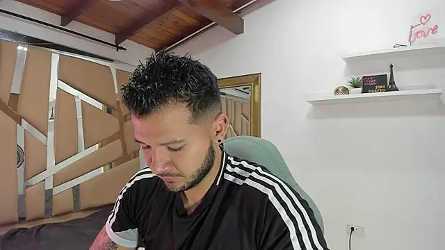 Snapshot of mister_miike chatting on 02/19/25, 03:06 mister miike online show from 02/19/25, 03:06