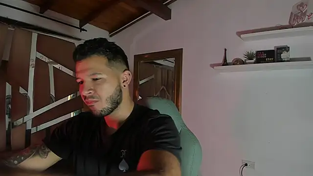 Snapshot of mister_miike chatting on 02/27/25, 03:04 mister miike online show from 02/27/25, 03:04