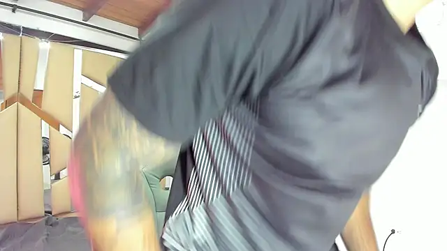 Snapshot of mister_miike chatting on 03/18/25, 03:09 mister miike online show from 03/18/25, 03:09