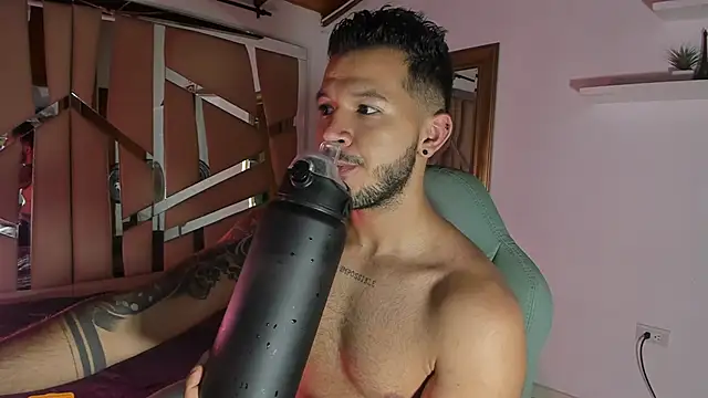 Snapshot of mister_miike chatting on 03/22/25, 03:09 mister miike online show from 03/22/25, 03:09