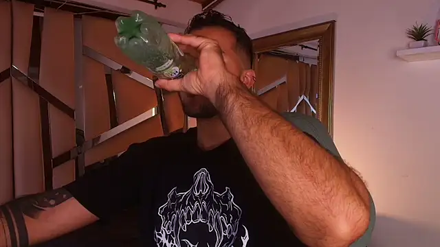 Snapshot of mister_miike chatting on 09/10/25, 03:06 mister miike online show from 09/10/25, 03:06