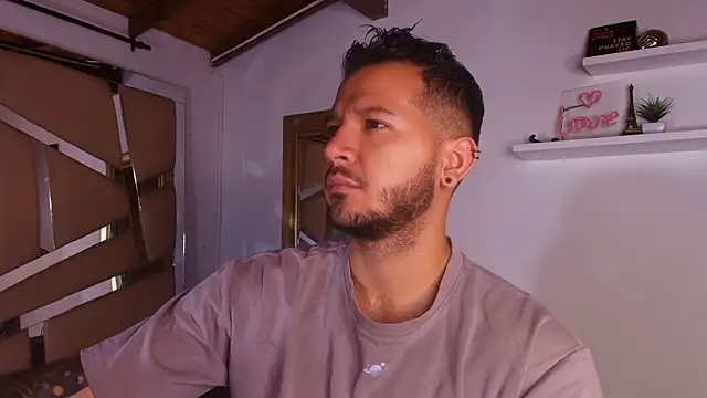 Snapshot of mister_miike chatting on 09/13/25, 03:06 mister miike online show from 09/13/25, 03:06