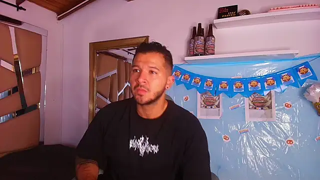 Snapshot of mister_miike chatting on 09/24/25, 03:10 mister miike online show from 09/24/25, 03:10