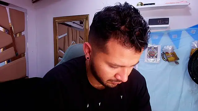 Snapshot of mister_miike chatting on 10/03/25, 03:03 mister miike online show from 10/03/25, 03:03