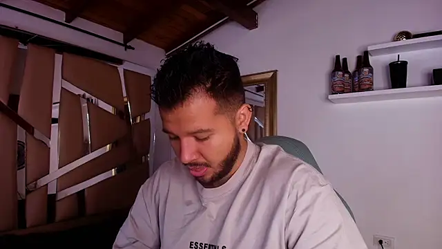 Snapshot of mister_miike chatting on 10/08/25, 03:04 mister miike online show from 10/08/25, 03:04