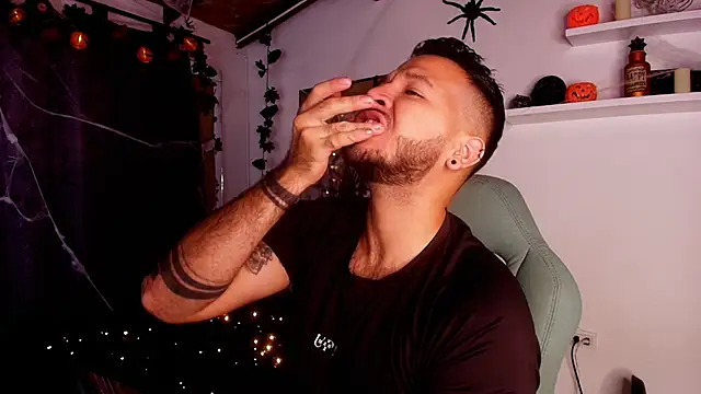 Snapshot of mister_miike chatting on 10/16/25, 03:07 mister miike online show from 10/16/25, 03:07