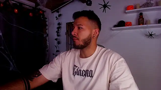 Snapshot of mister_miike chatting on 10/17/25, 03:10 mister miike online show from 10/17/25, 03:10