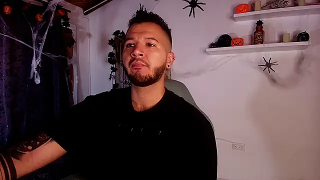 Snapshot of mister_miike chatting on 10/22/25, 03:07 mister miike online show from 10/22/25, 03:07