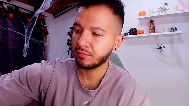 Snapshot of mister_miike chatting on 10/23/25, 03:06 mister miike online show from 10/23/25, 03:06