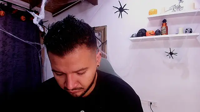 Snapshot of mister_miike chatting on 10/24/25, 03:03 mister miike online show from 10/24/25, 03:03