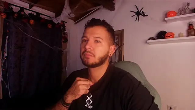 Snapshot of mister_miike chatting on 10/31/25, 03:07 mister miike online show from 10/31/25, 03:07