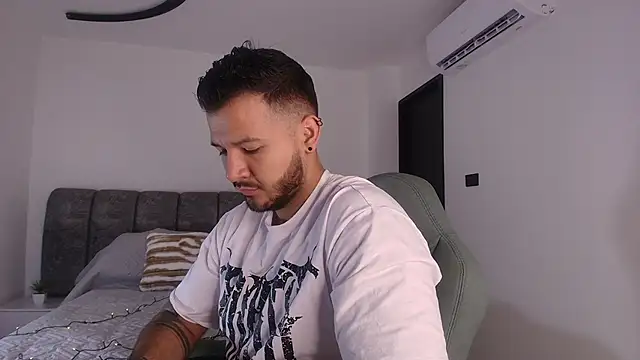 Snapshot of mister_miike chatting on 11/06/25, 03:07 mister miike online show from 11/06/25, 03:07