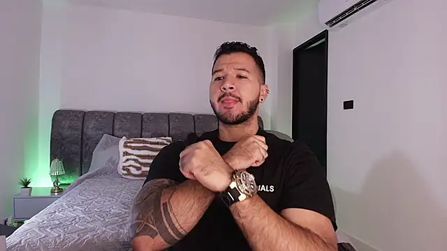 Snapshot of mister_miike chatting on 11/08/25, 03:07 mister miike online show from 11/08/25, 03:07