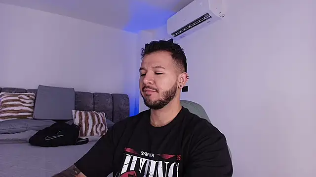 Snapshot of mister_miike chatting on 11/09/25, 03:16 mister miike online show from 11/09/25, 03:16