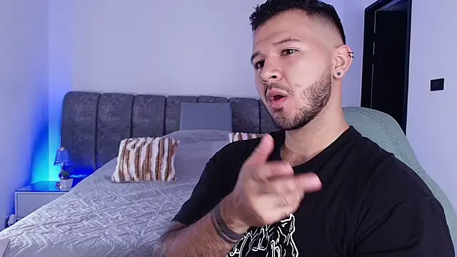 Snapshot of mister_miike chatting on 11/11/25, 03:06 mister miike online show from 11/11/25, 03:06