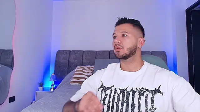 Snapshot of mister_miike chatting on 11/12/25, 03:07 mister miike online show from 11/12/25, 03:07