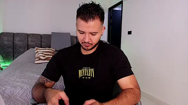 Snapshot of mister_miike chatting on 11/13/25, 03:05 mister miike online show from 11/13/25, 03:05